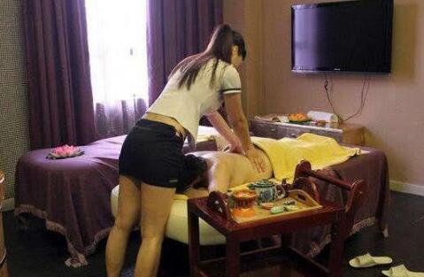 沐足女為什么喜歡買鐘?足浴店買鐘出去玩不給碰,性感女技師會不會跟客人出去喝酒唱歌打牌開房？足浴技師愿意買鐘出去可以干嘛？(圖1)
